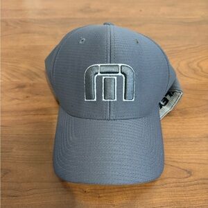Travis Matthew flex fit hat- like new!
